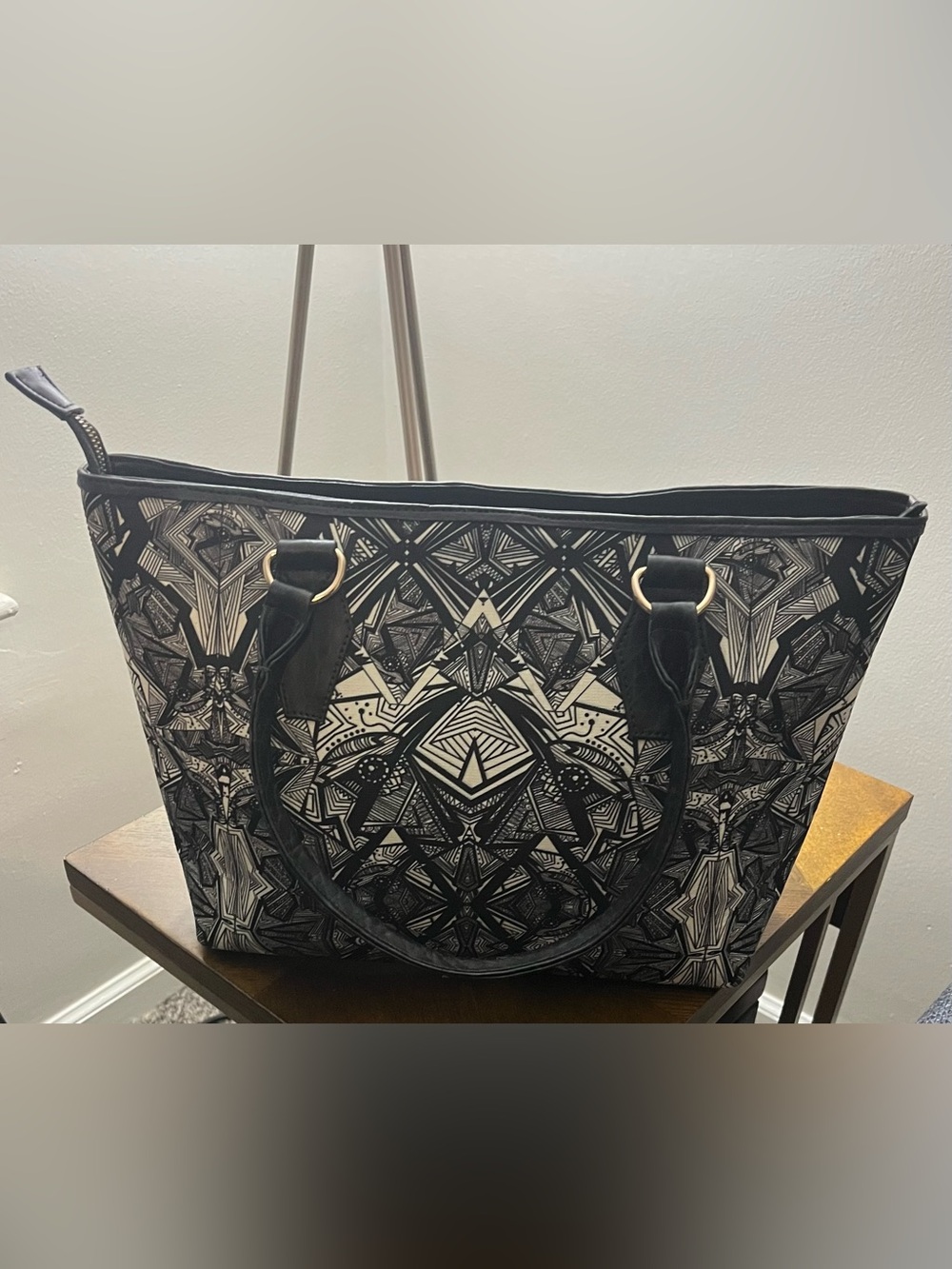 AVIZA Black & White Geometric Tote Bag - Stylish Everyday Carry